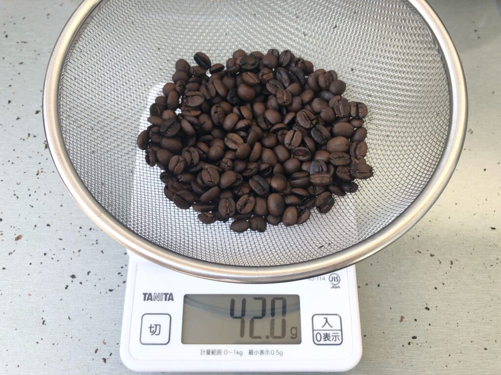 焙煎したコーヒー豆を計量している画像