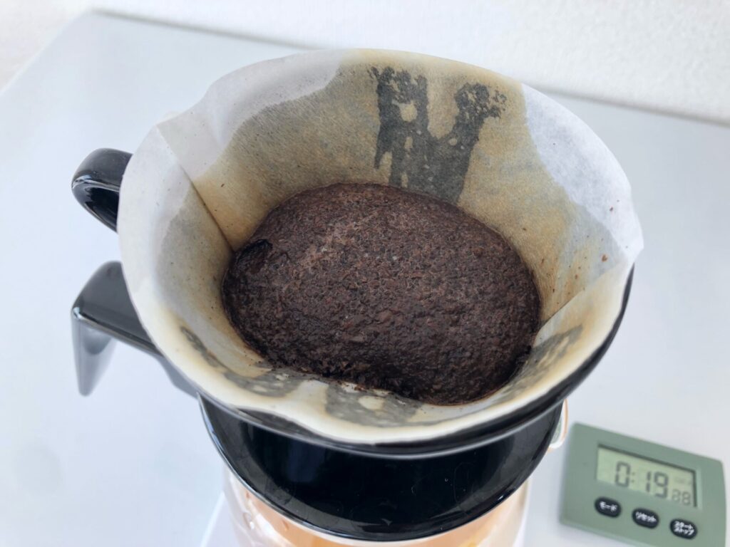 焙煎直後のコーヒー豆をハンドドリップした画像