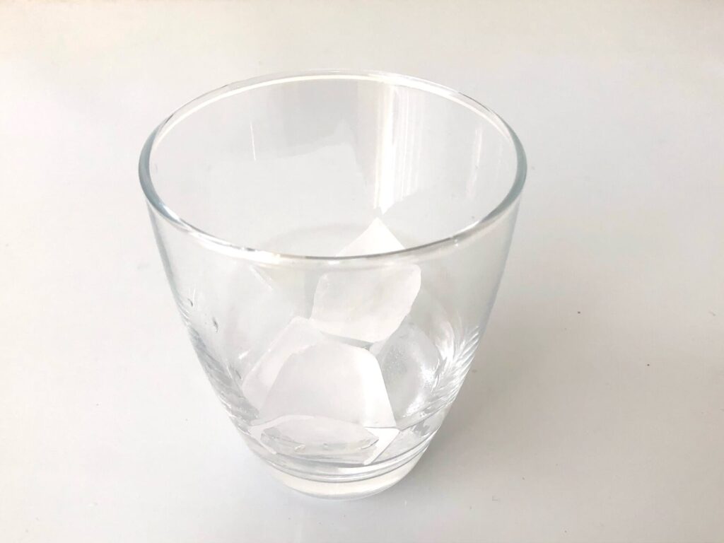 グラスに氷を入れた画像