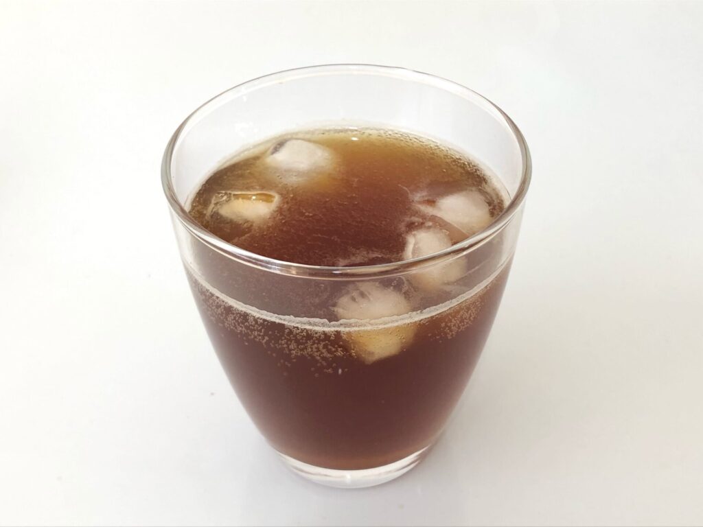 グラスにアイスコーヒーとソーダ水を注いだ画像