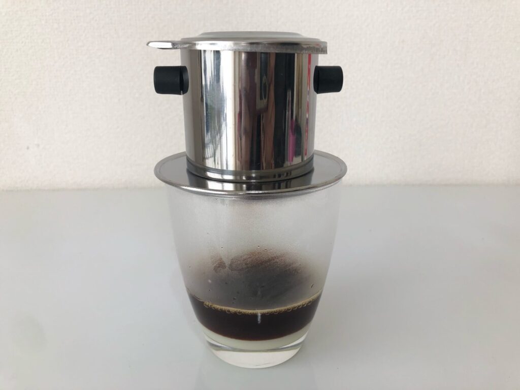 コーヒーがグラスに抽出されている画像