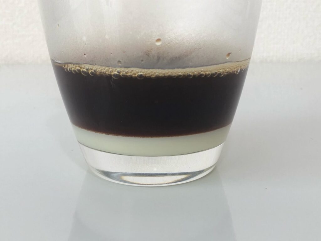 コーヒーがグラスに抽出されている画像