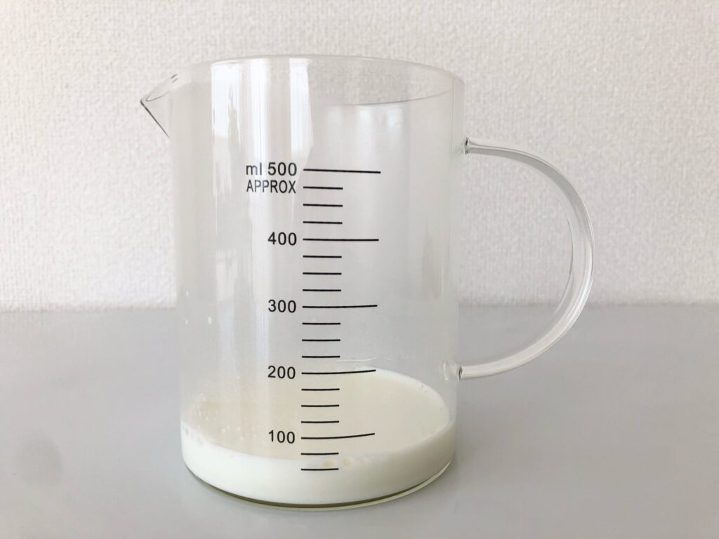 計量カップに入れた牛乳の画像