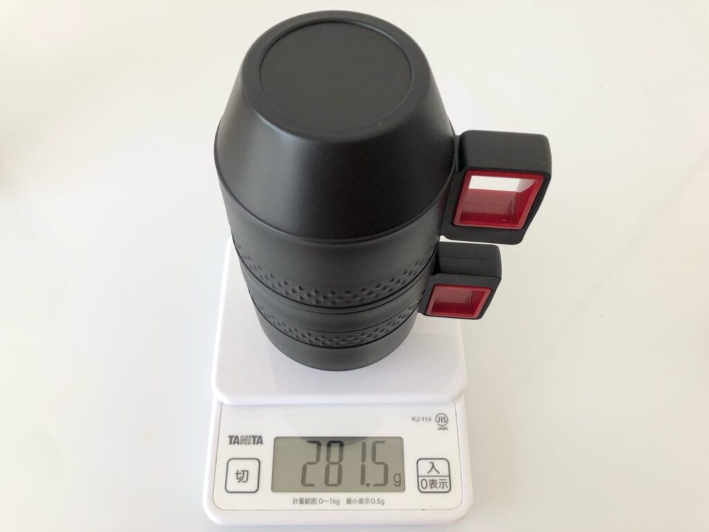 コーヒーメーカーの重さを量る画像