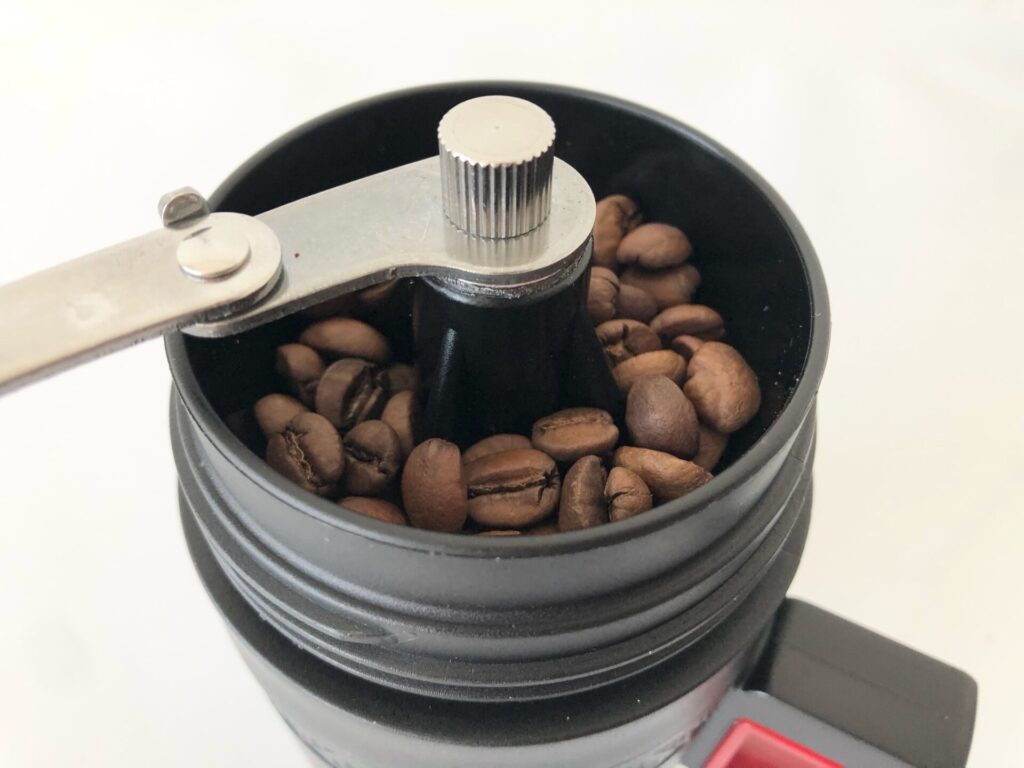 ミルにコーヒー豆を入れた画像