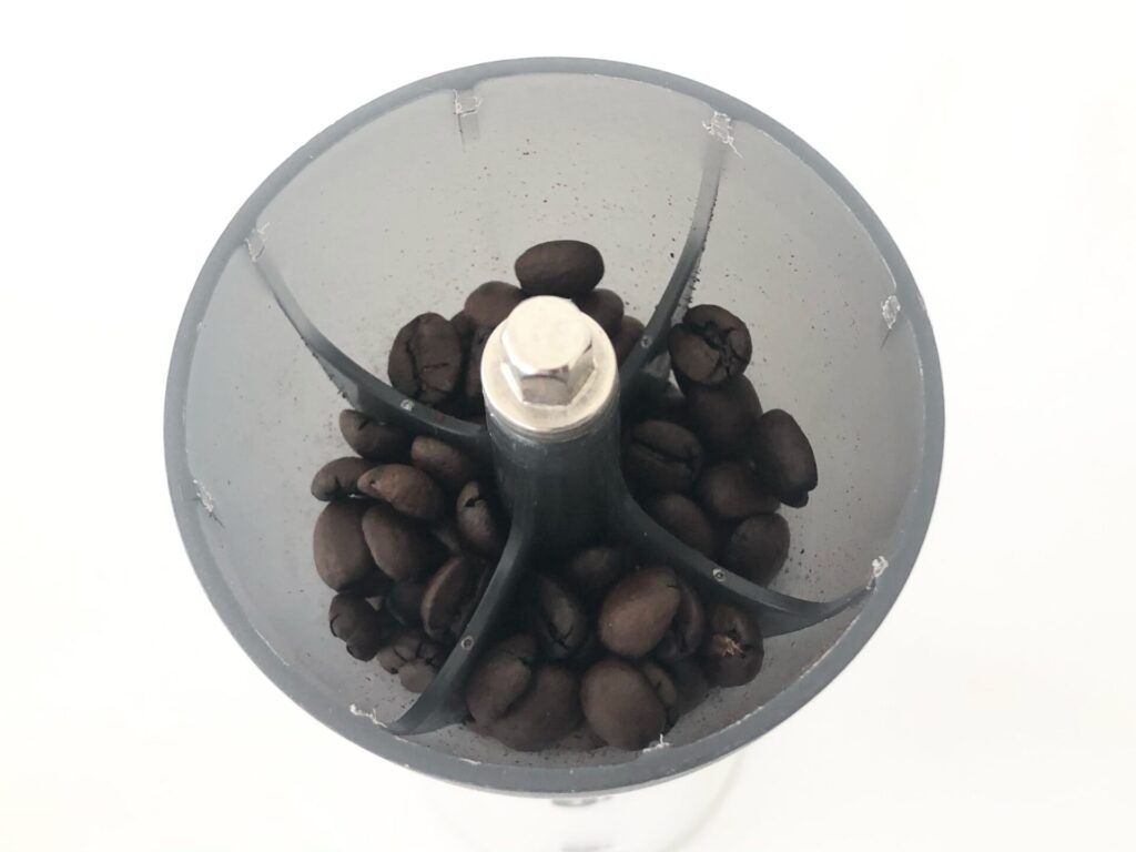 コーヒーミル・セラミックスリムに豆を入れた画像