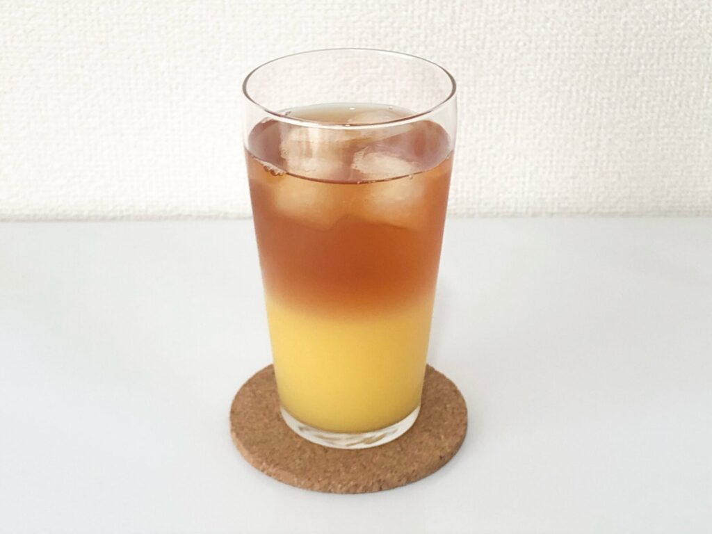 紅茶とオレンジジュースの２層ドリンク画像