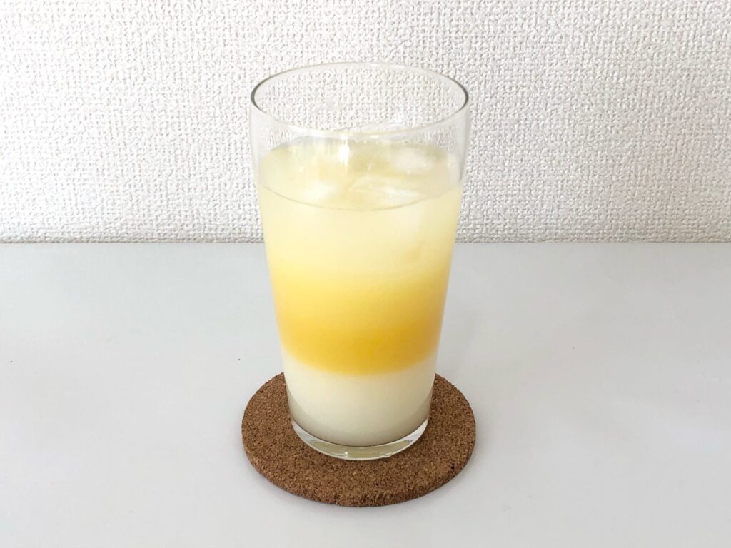 カルピスとオレンジジュースの２層ドリンクの画像
