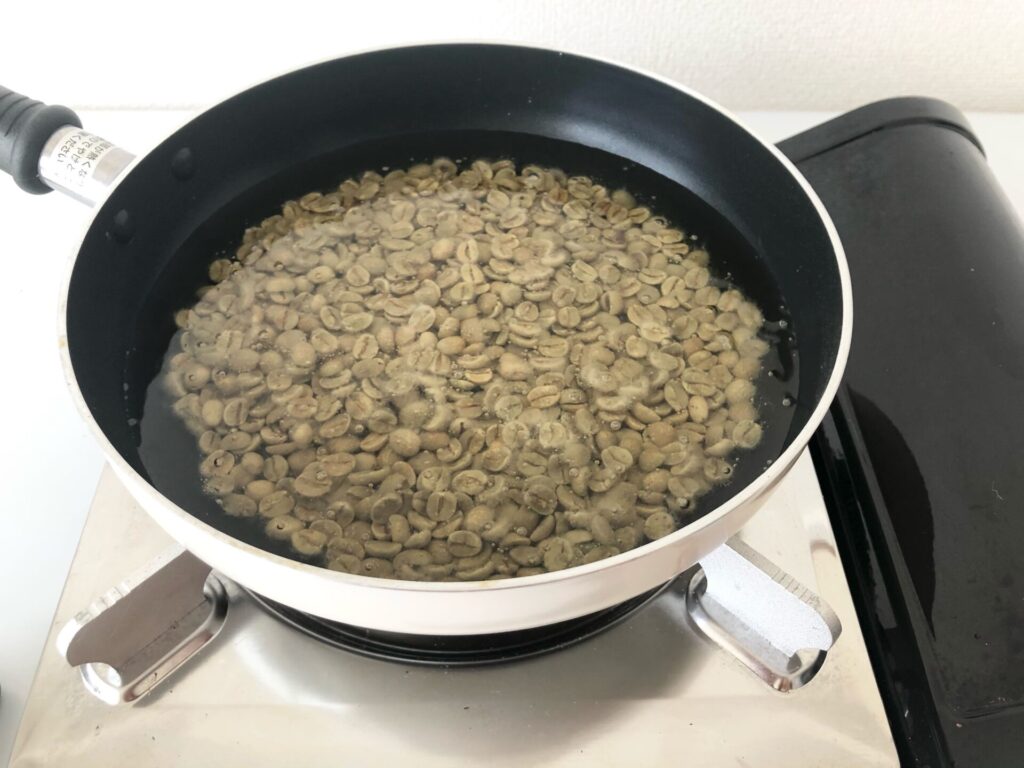 豆を揚げている画像