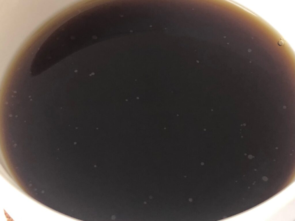 コーヒーに油が浮いている画像