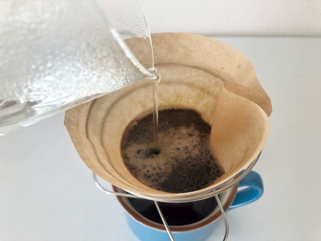 コーヒーを淹れている画像